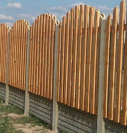 комбинированный забор для ограждения из дерева и бетона