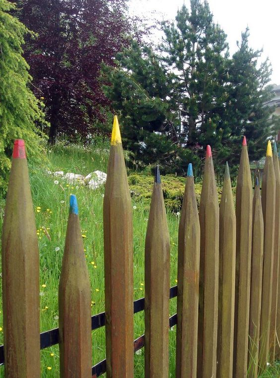 Оригинальный забор «карандаши»