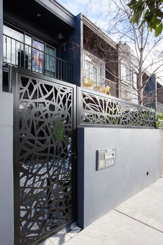 Оригинальный забор из бетона и резного металла