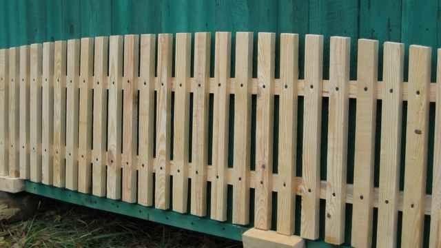 Ограждение из деревянного штакетника: фото красивых вариантов, цены, монтаж