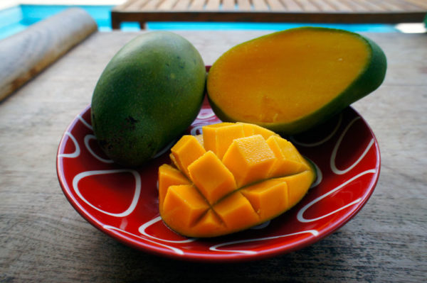 Зелёное манго с оранжевой мякотью